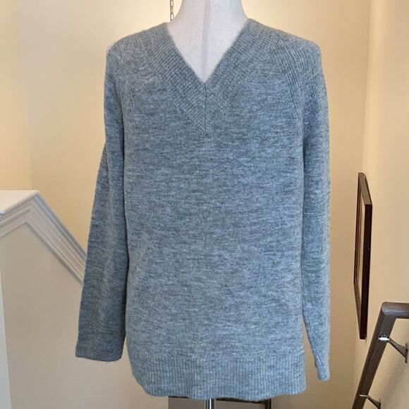 PEYTON JENSON Lo Cold Shoulder Sweater Grey Sz M #10166519 NWT - Picture 2 of 7